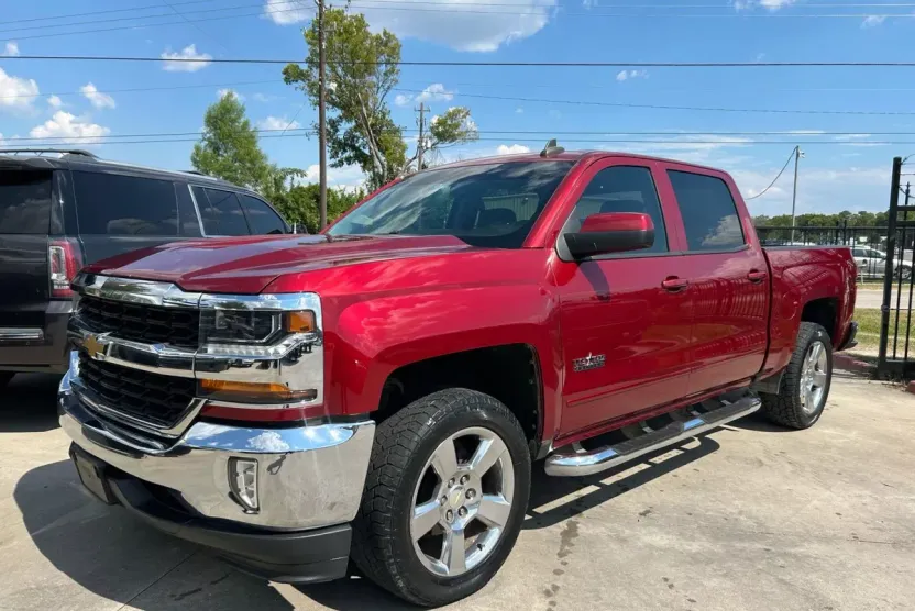 2018 Chevrolet Silverado LT photo 1