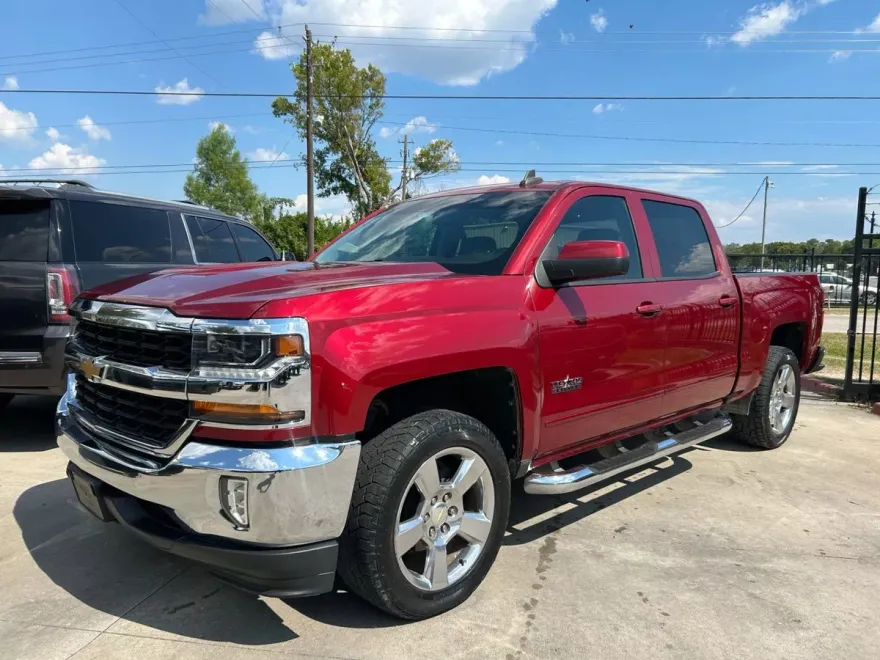 2018 Chevrolet Silverado LT photo 1
