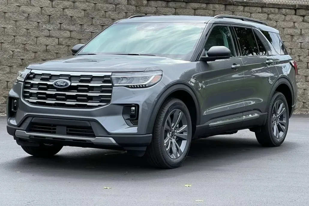 2025 Ford Explorer photo 1