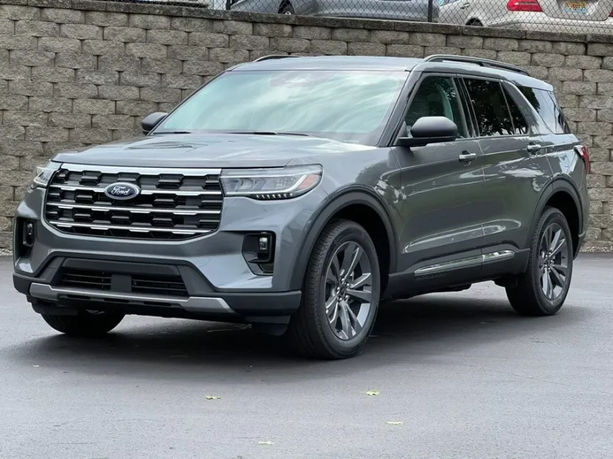 2025 Ford Explorer photo 1