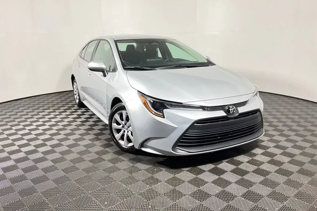 2024 Toyota Corolla LE photo 1