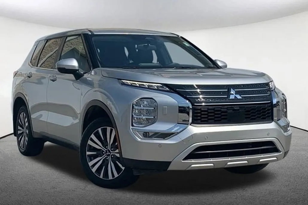 2024 Mitsubishi Outlander SE photo 1