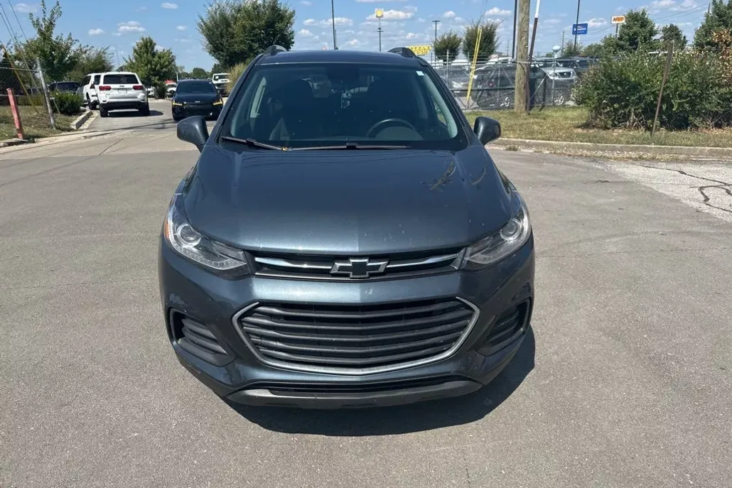 2022 Chevrolet Trax LT photo 1