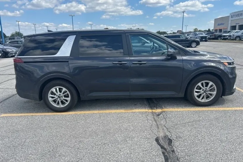 2022 Kia Carnival LXS photo 1