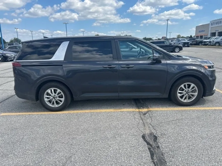 2022 Kia Carnival LXS photo 1