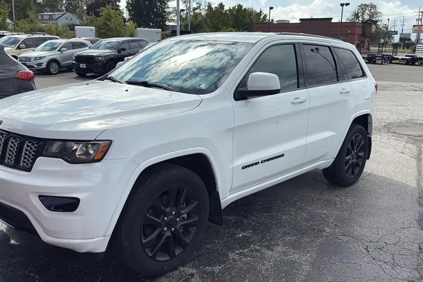 2021 Jeep Grand Cherokee Laredo photo 1