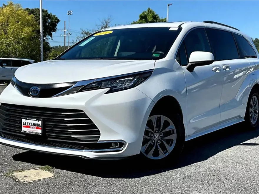 2023 Toyota Sienna XLE photo 1