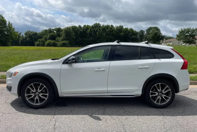 2017 Volvo V60 Premier photo 1