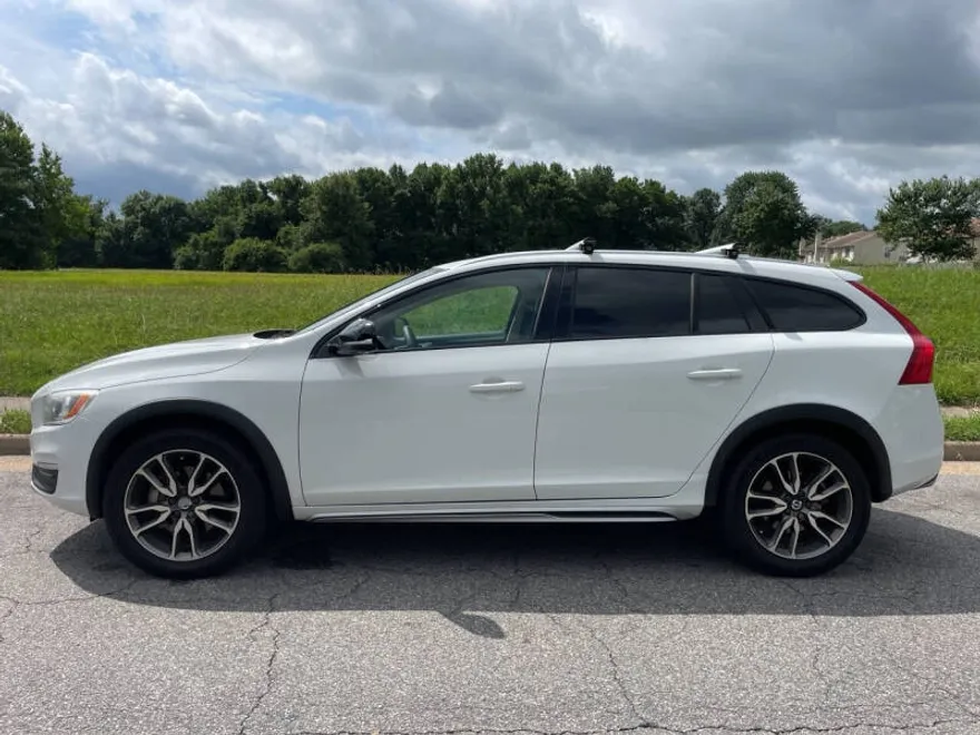 2017 Volvo V60 Premier photo 1