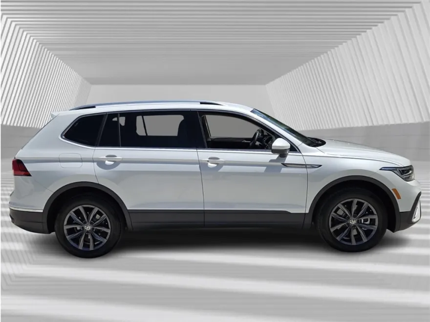 2023 Volkswagen Tiguan SE photo 1
