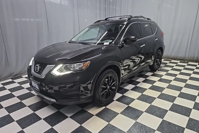 2017 Nissan Rogue SV photo 1