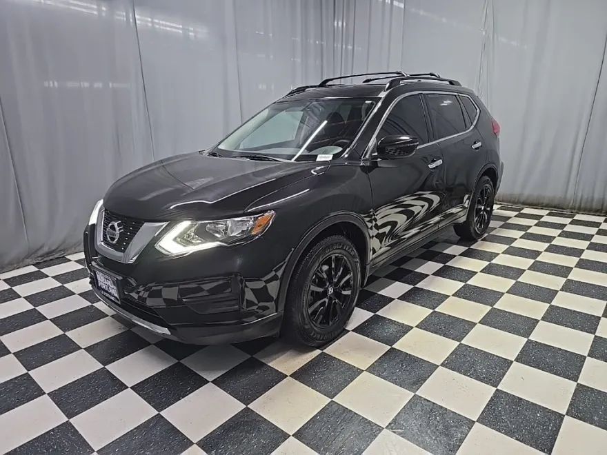 2017 Nissan Rogue SV photo 1