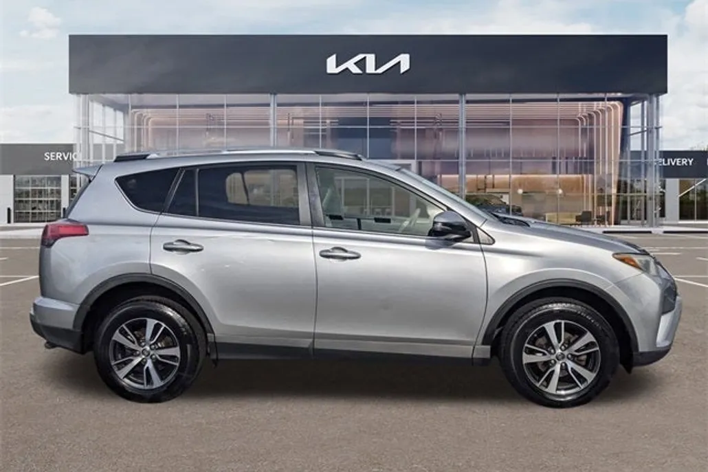 2018 Toyota RAV4 XLE photo 1