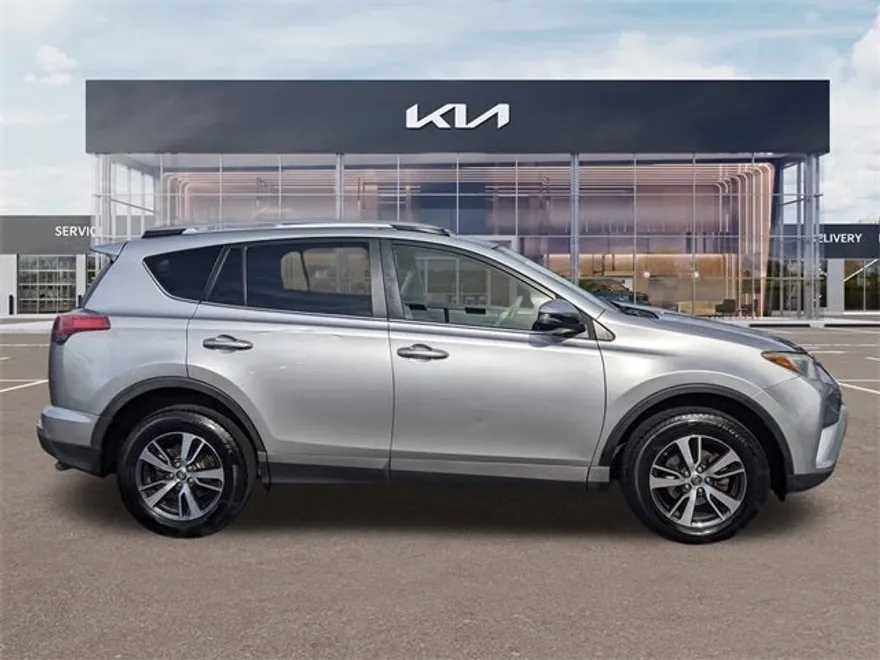 2018 Toyota RAV4 XLE photo 1