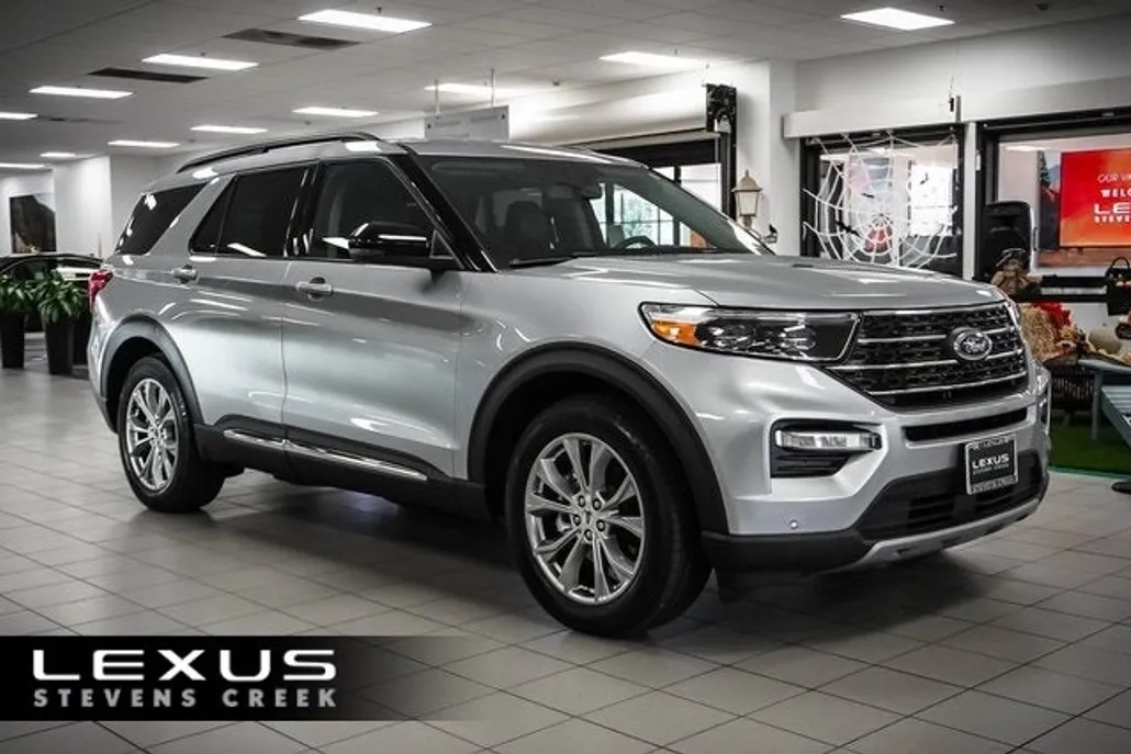 2023 Ford Explorer XLT photo 1