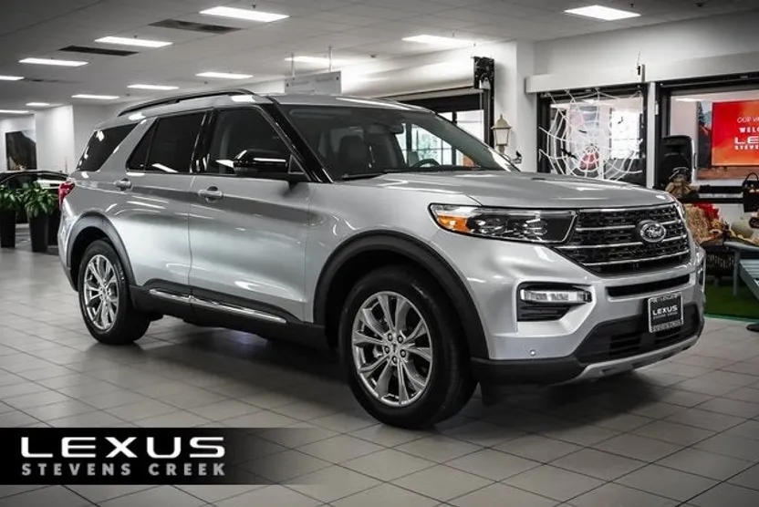 2023 Ford Explorer XLT photo 1
