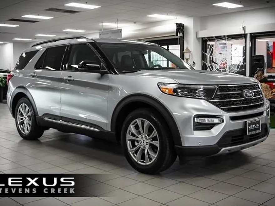 2023 Ford Explorer XLT photo 1