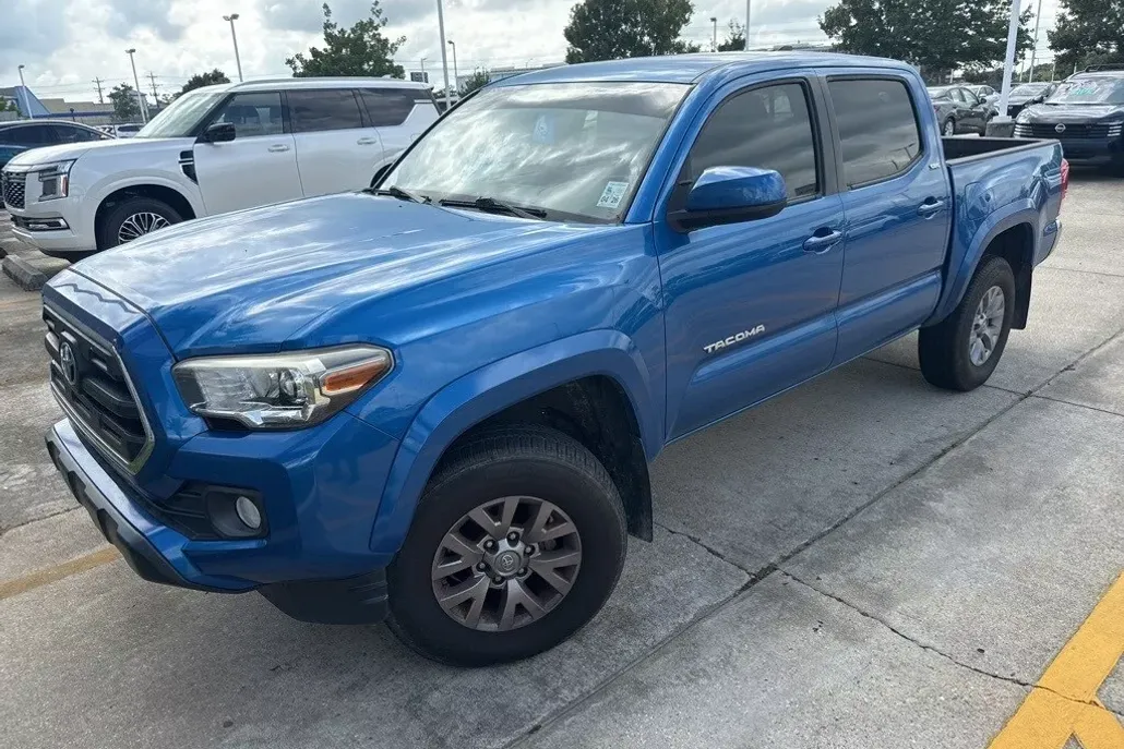 2017 Toyota Tacoma SR5 photo 1