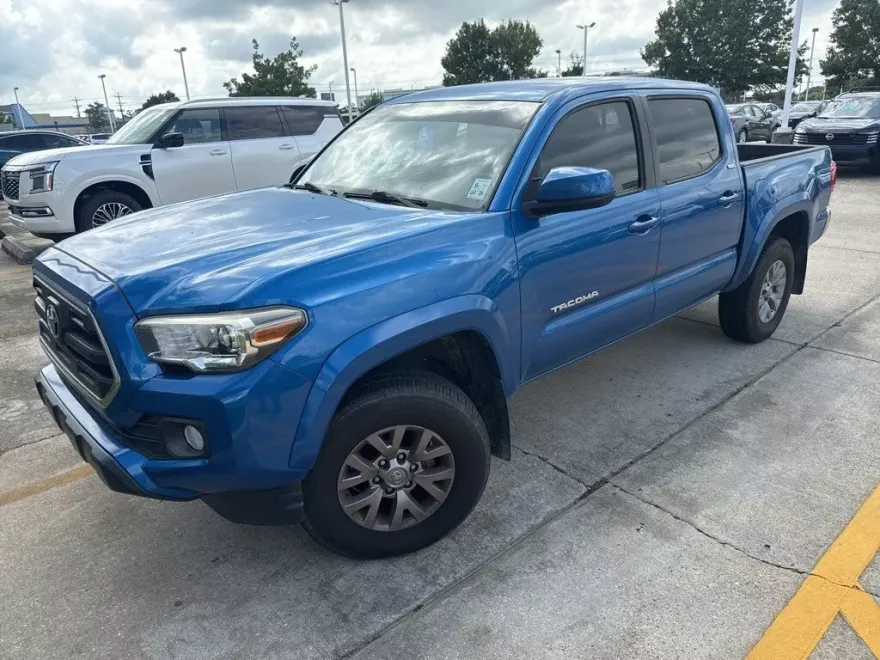 2017 Toyota Tacoma SR5 photo 1
