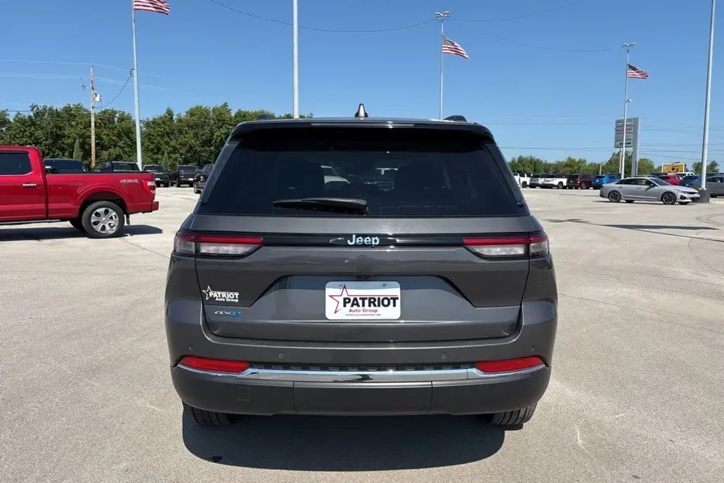 2024 Jeep Cherokee 4xe photo 1