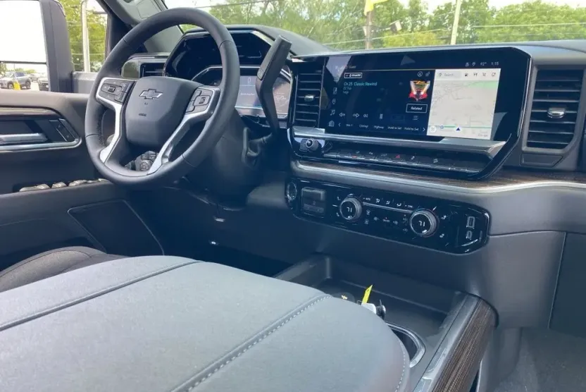 2025 Chevrolet Silverado 2500HD LT photo 1
