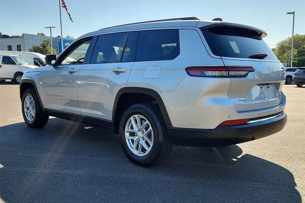2023 Jeep Grand Cherokee Laredo photo 1