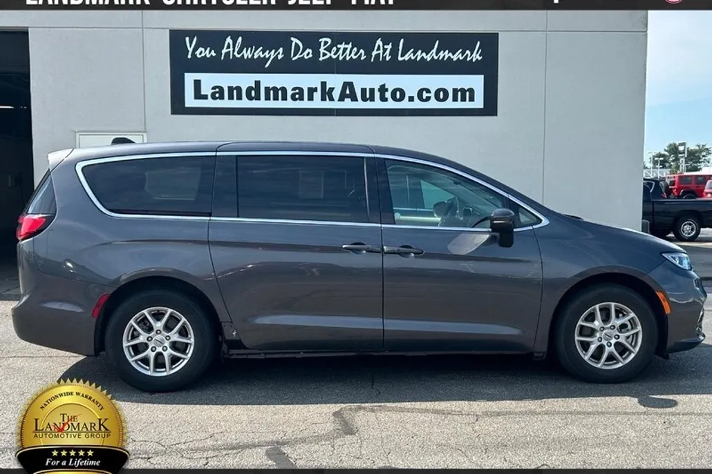 2023 Chrysler Pacifica Touring L photo 1