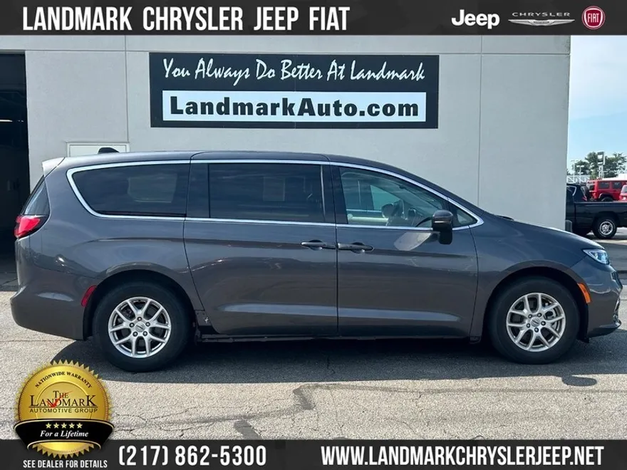 2023 Chrysler Pacifica Touring L photo 1