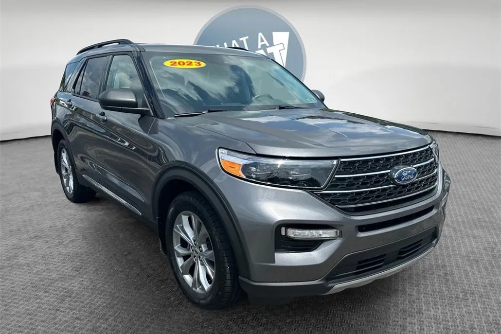 2023 Ford Explorer XLT photo 1