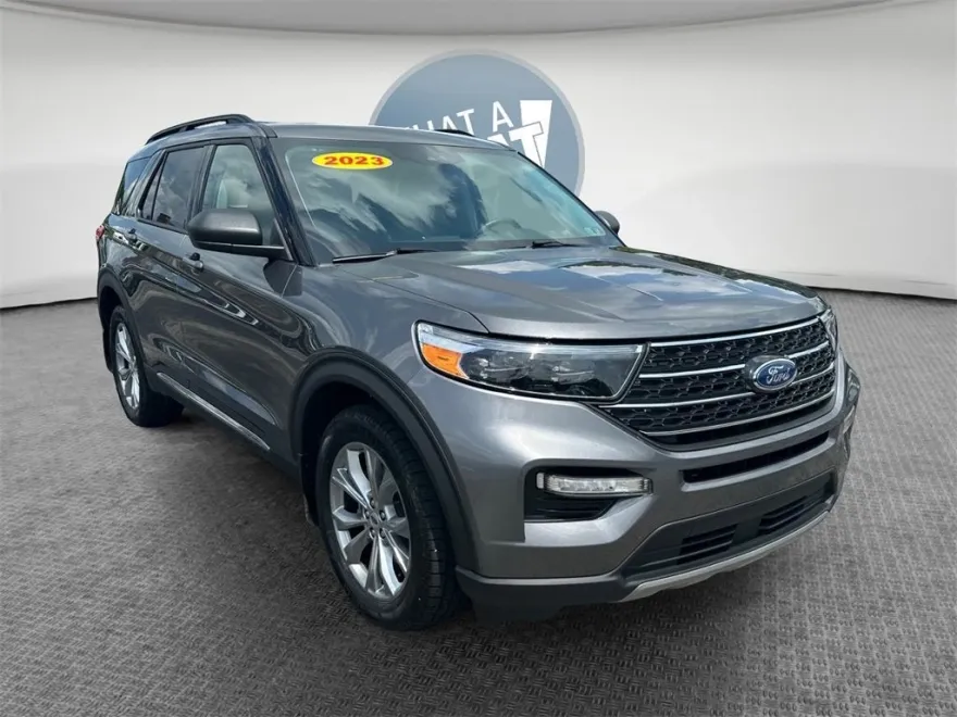 2023 Ford Explorer XLT photo 1
