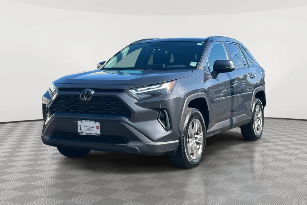 2022 Toyota RAV4 XLE photo 1