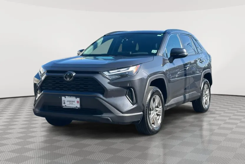 2022 Toyota RAV4 XLE photo 1