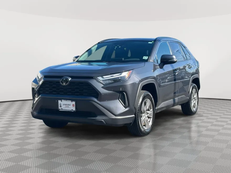 2022 Toyota RAV4 XLE photo 1