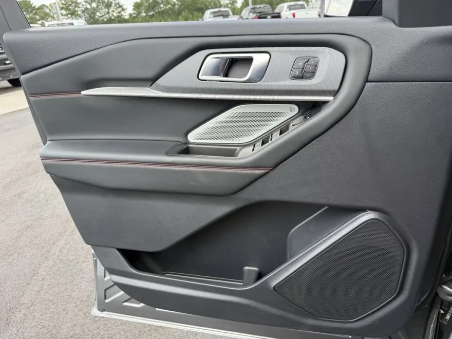 2025 Ford Explorer ST photo 1