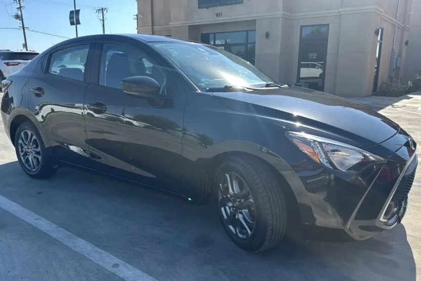 2019 Toyota Yaris L photo 1