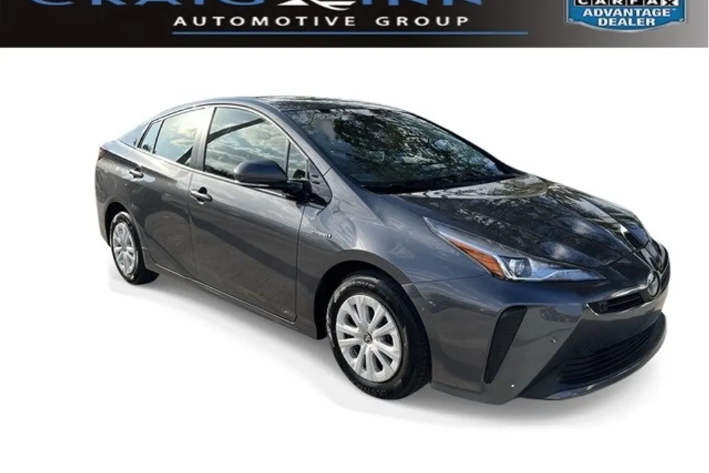2019 Toyota Prius LE photo 1