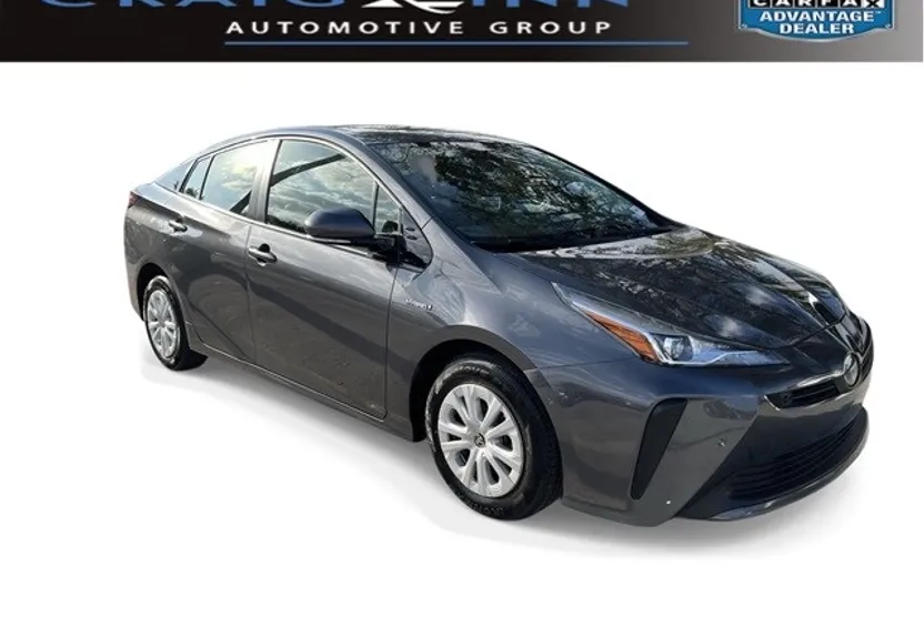2019 Toyota Prius LE photo 1