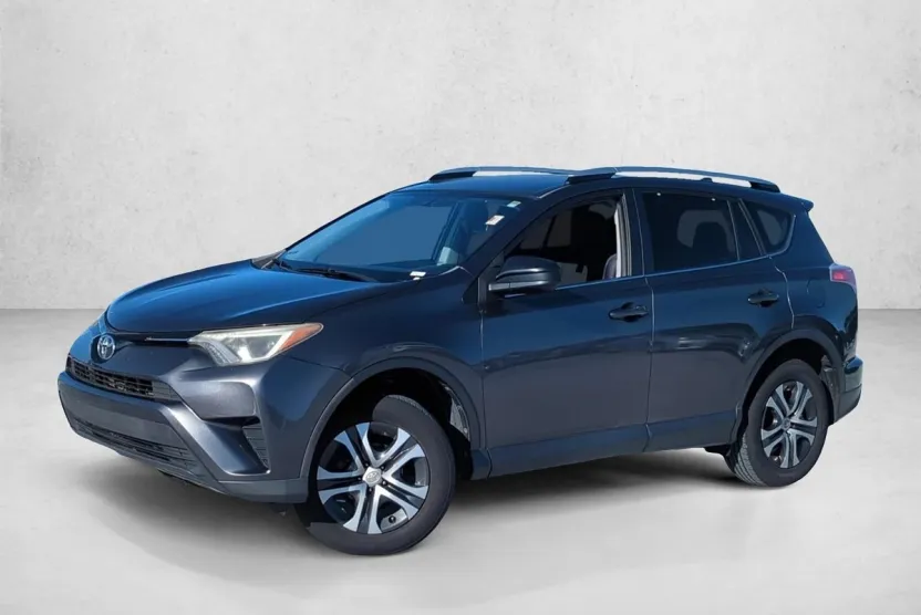 2016 Toyota RAV4 LE photo 1