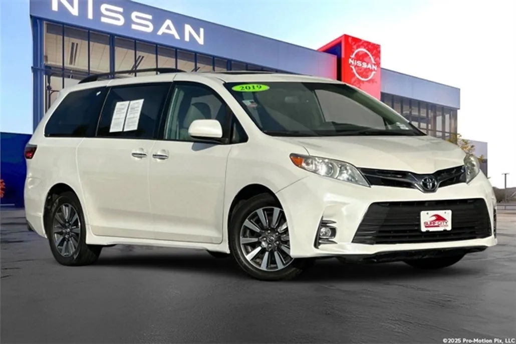 2019 Toyota Sienna L photo 1