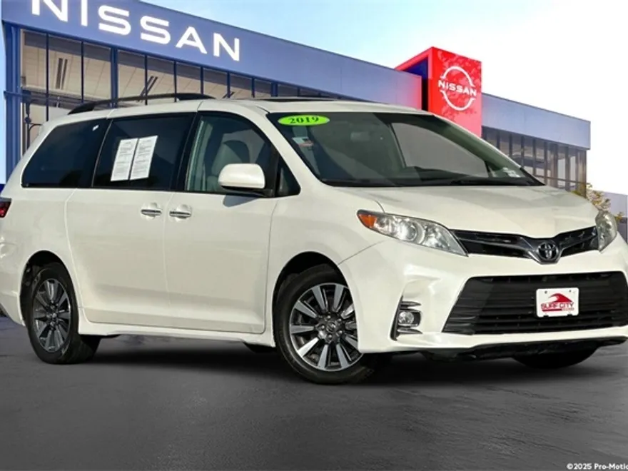 2019 Toyota Sienna L photo 1