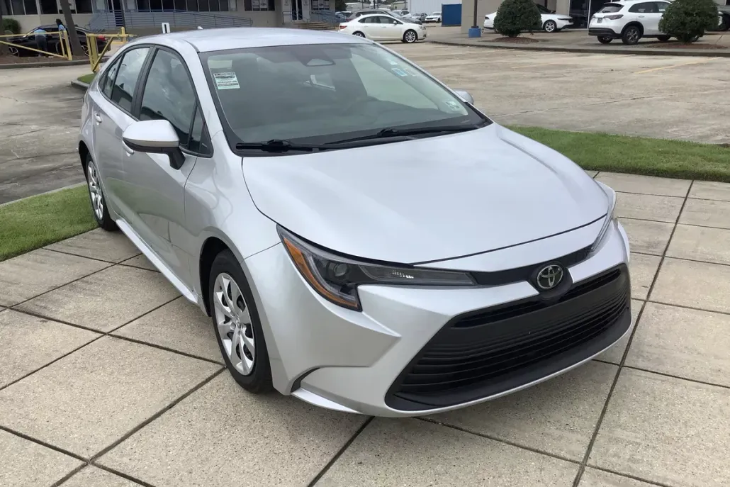 2024 Toyota Corolla LE photo 1