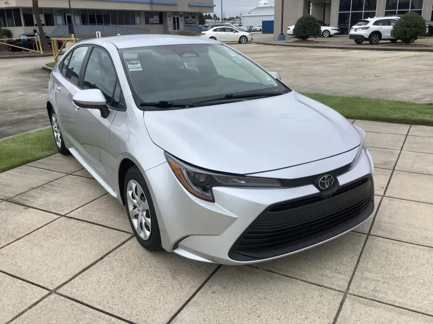 2024 Toyota Corolla LE photo 1