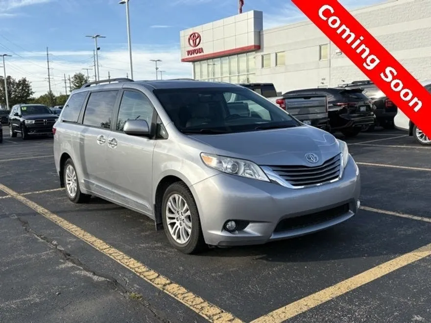 2017 Toyota Sienna XLE photo 1