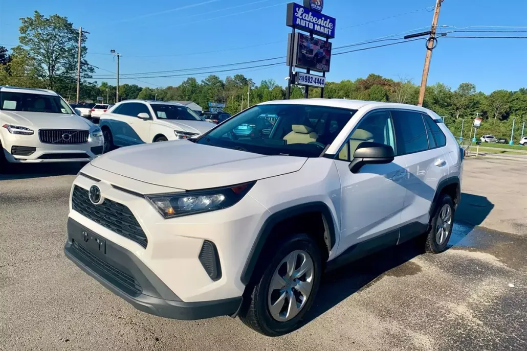 2022 Toyota RAV4 LE photo 1