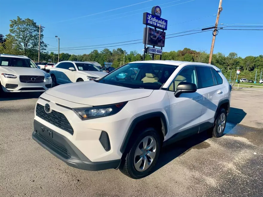 2022 Toyota RAV4 LE photo 1