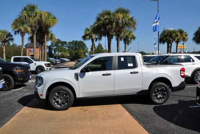 2025 Ford Maverick XLT photo 1