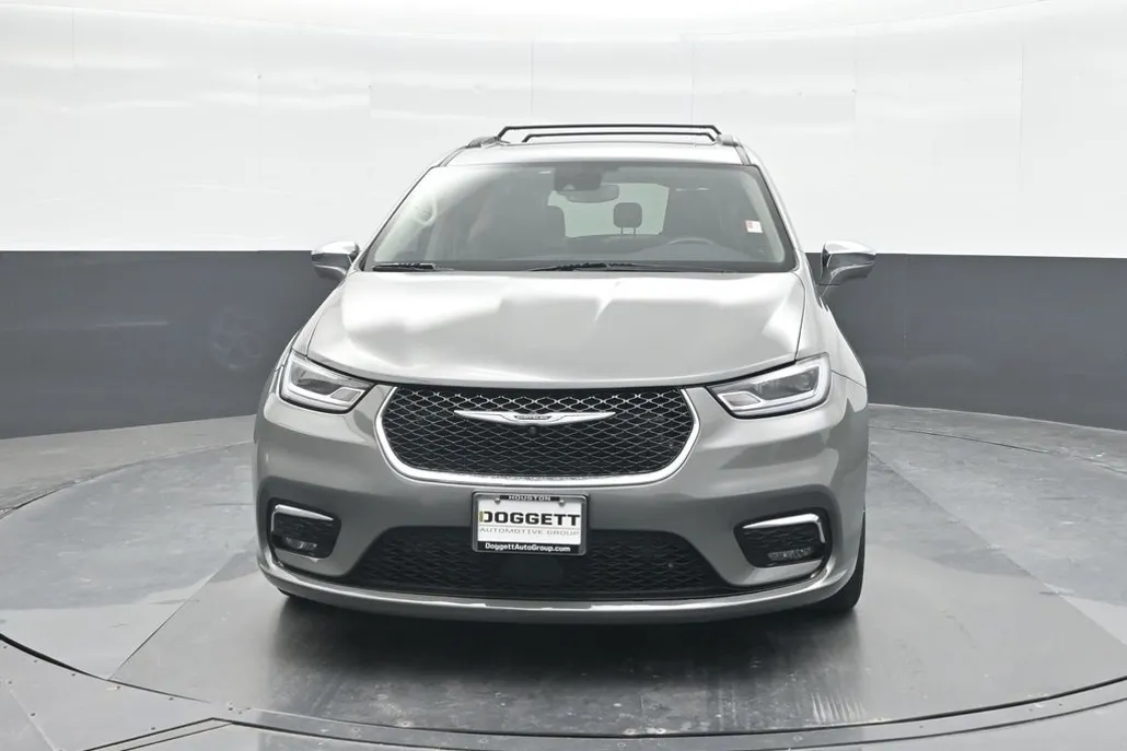 2022 Chrysler Pacifica Limited photo 1
