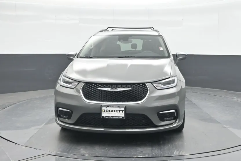 2022 Chrysler Pacifica Limited photo 1