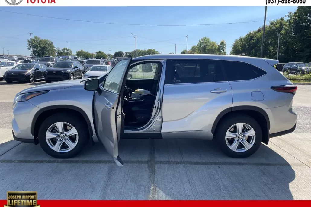 2024 Toyota Highlander LE photo 1