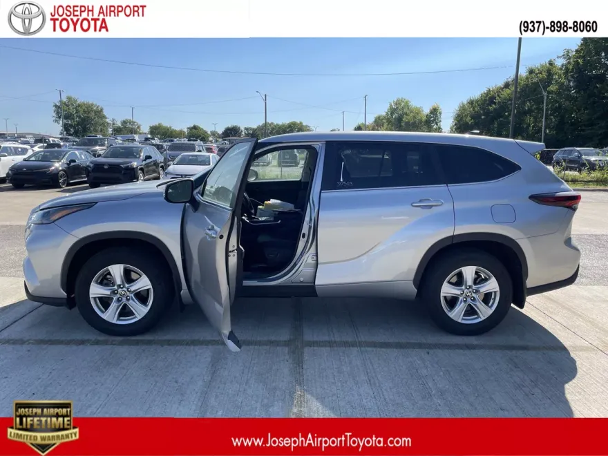 2024 Toyota Highlander LE photo 1